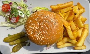 Högrevsburgare 180g m. pommes