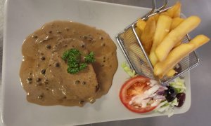 Pepparstek m. pommes &pepparsås